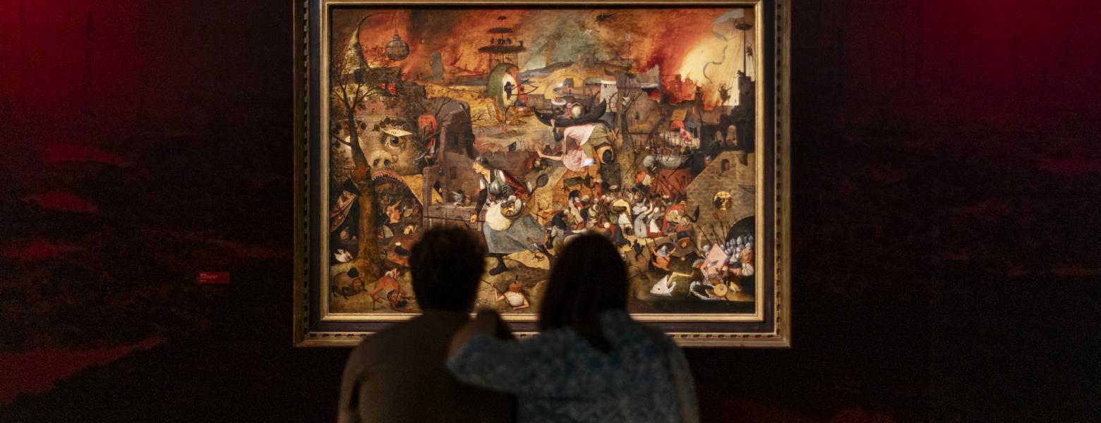 Twee vrouwen kijken naar het schilderij Dulle Griet.