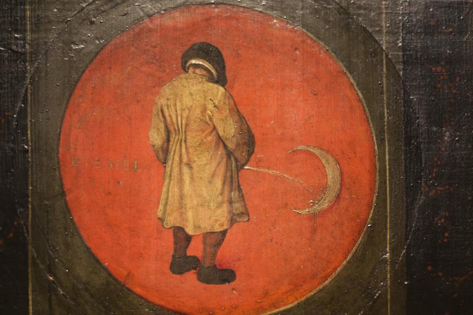 Schilderij van een man die tegen de maan plast.