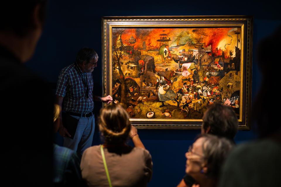 Mensen kijken naar het schilderij 'Dulle Griet' van Pieter Bruegel de Oude.